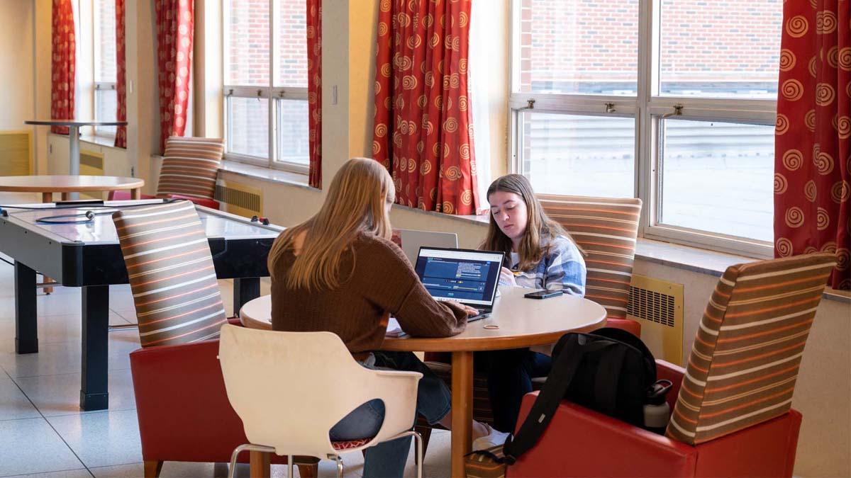 Photo of two Purdue students collaborating in Earhart