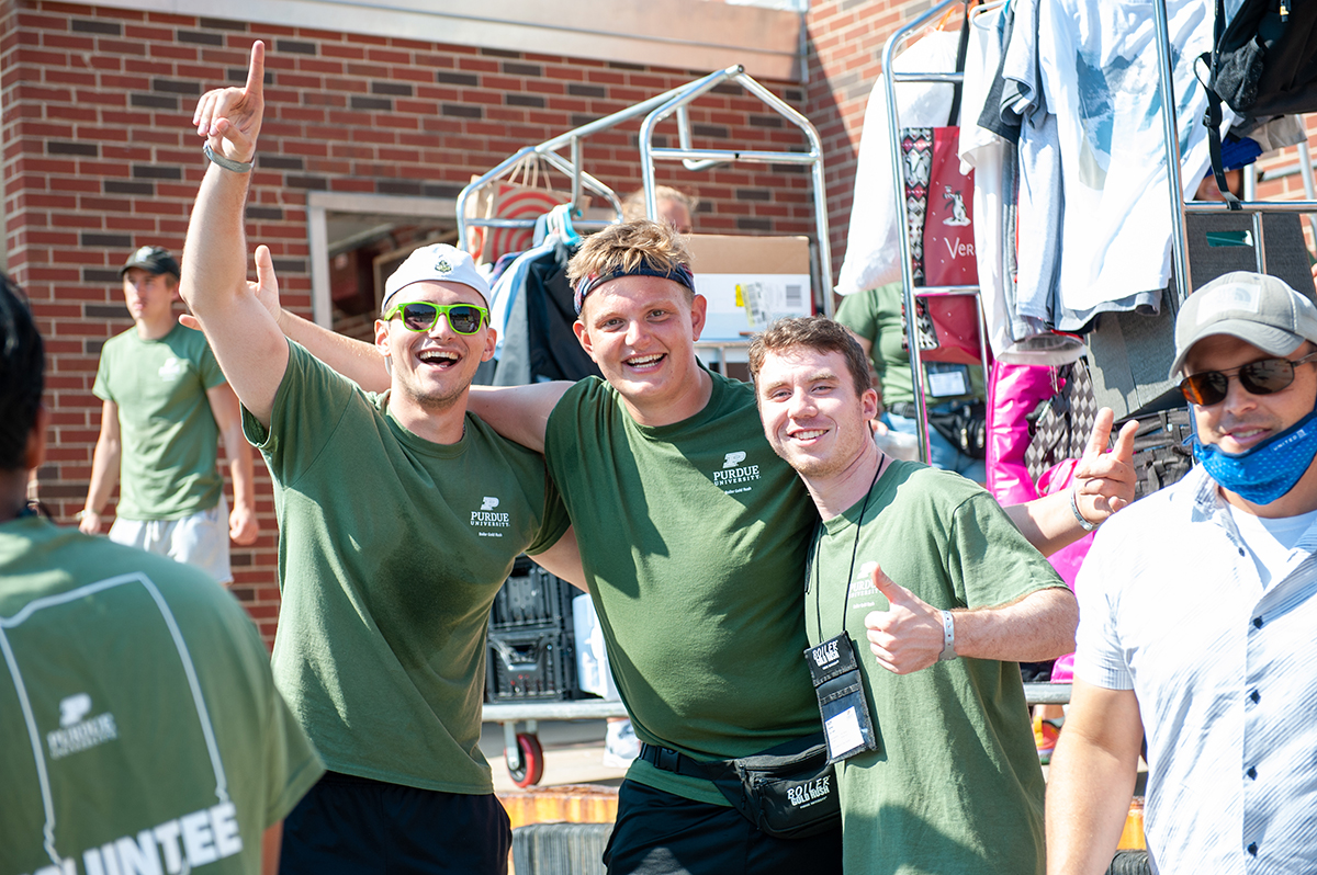 Student volunteers greet arrivals with enthusiasm. 